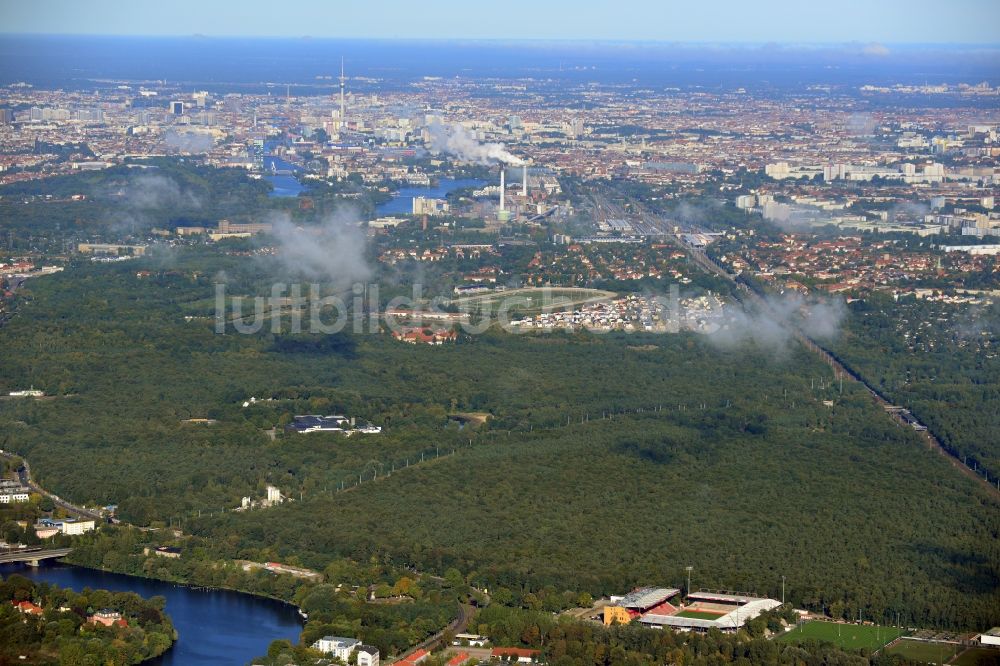 Luftaufnahme Berlin - Nebelschwaden und Wolken über dem Neubau der Haupttribüne des Stadions an der Alten Försterei in Berlin