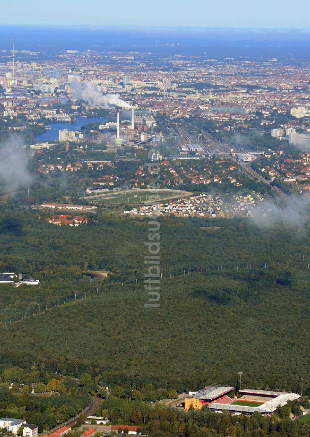 Berlin von oben - Nebelschwaden und Wolken über dem Neubau der Haupttribüne des Stadions an der Alten Försterei in Berlin