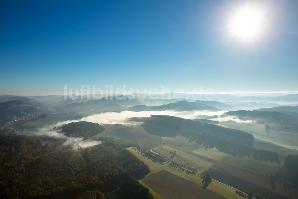 Luftbild Meschede - Nebelverhangene Uferbereiche des Sees Hennesee in Meschede im Bundesland Nordrhein-Westfalen