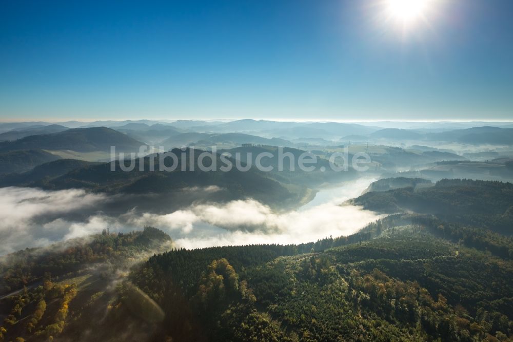 Meschede von oben - Nebelverhangene Uferbereiche des Sees Hennesee in Meschede im Bundesland Nordrhein-Westfalen