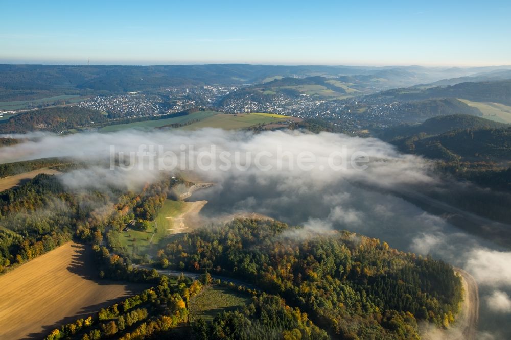 Luftaufnahme Meschede - Nebelverhangene Uferbereiche des Sees Hennesee in Meschede im Bundesland Nordrhein-Westfalen