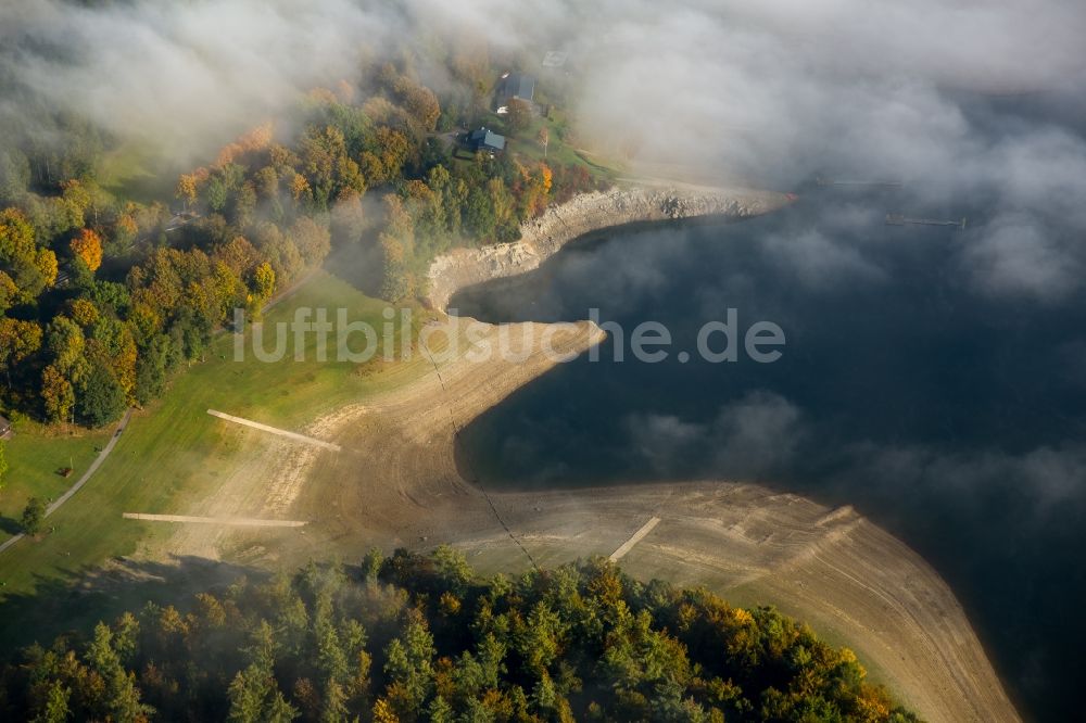 Meschede aus der Vogelperspektive: Nebelverhangene Uferbereiche des Sees Hennesee in Meschede im Bundesland Nordrhein-Westfalen