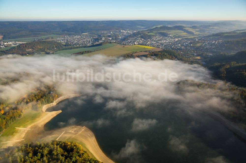 Luftbild Meschede - Nebelverhangene Uferbereiche des Sees Hennesee in Meschede im Bundesland Nordrhein-Westfalen