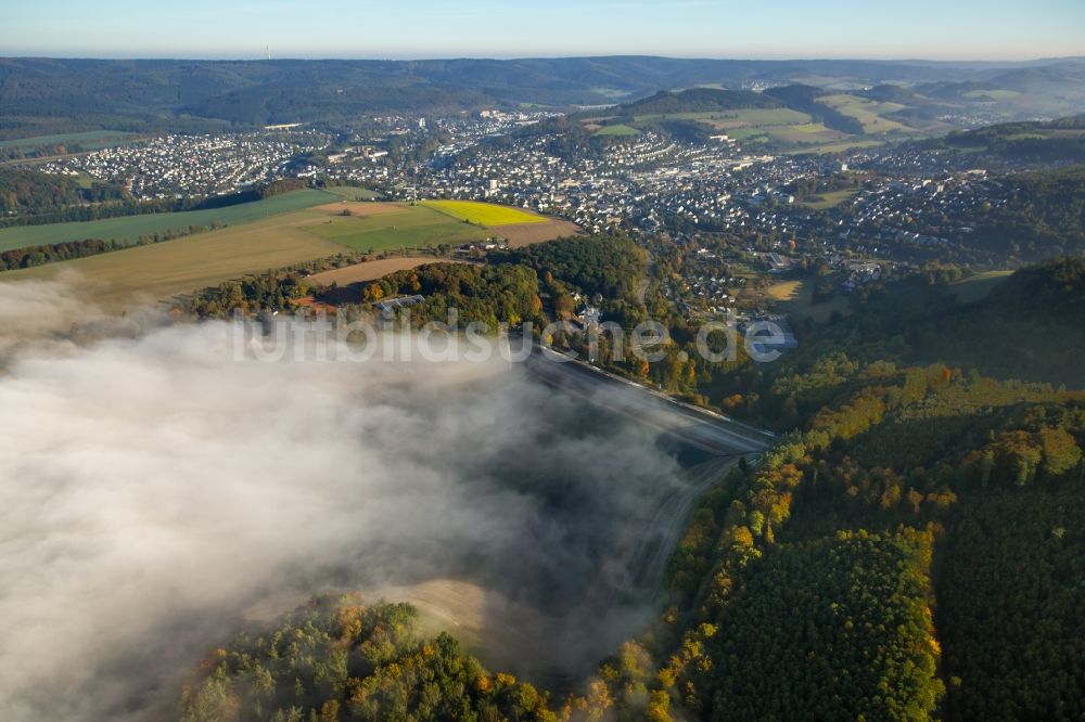 Luftaufnahme Meschede - Nebelverhangene Uferbereiche des Sees Hennesee in Meschede im Bundesland Nordrhein-Westfalen