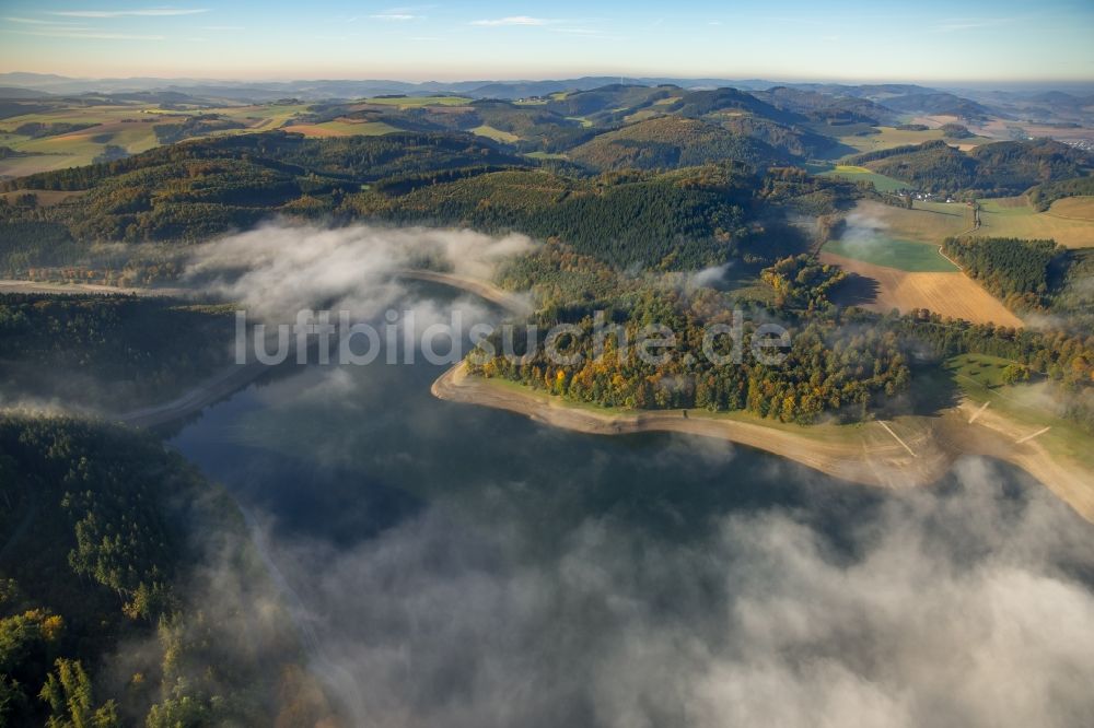 Meschede von oben - Nebelverhangene Uferbereiche des Sees Hennesee in Meschede im Bundesland Nordrhein-Westfalen