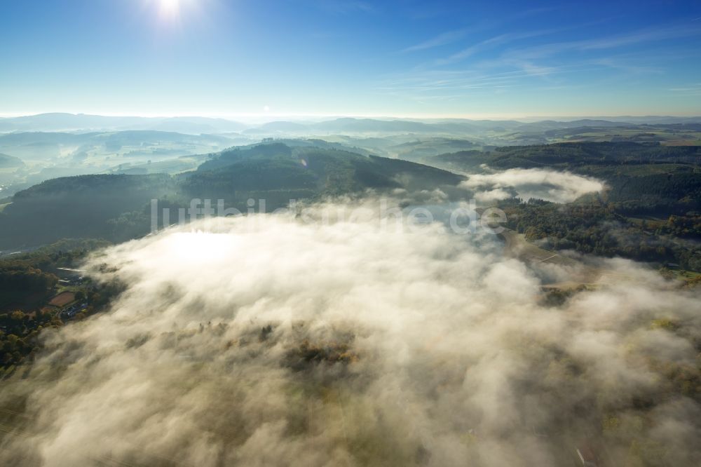 Meschede von oben - Nebelverhangene Uferbereiche des Sees Hennesee in Meschede im Bundesland Nordrhein-Westfalen