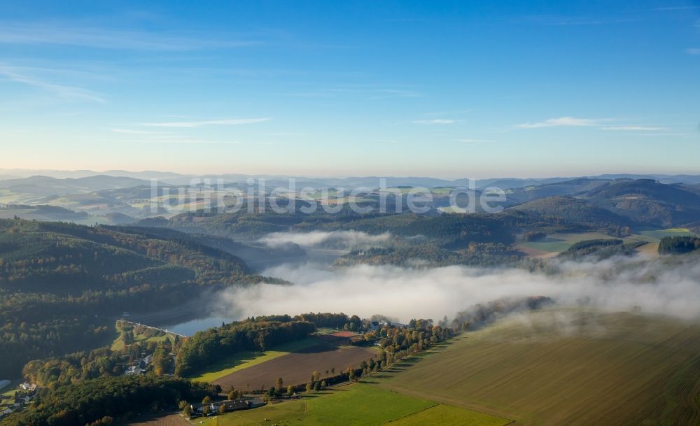 Luftaufnahme Meschede - Nebelverhangene Uferbereiche des Sees Hennesee in Meschede im Bundesland Nordrhein-Westfalen