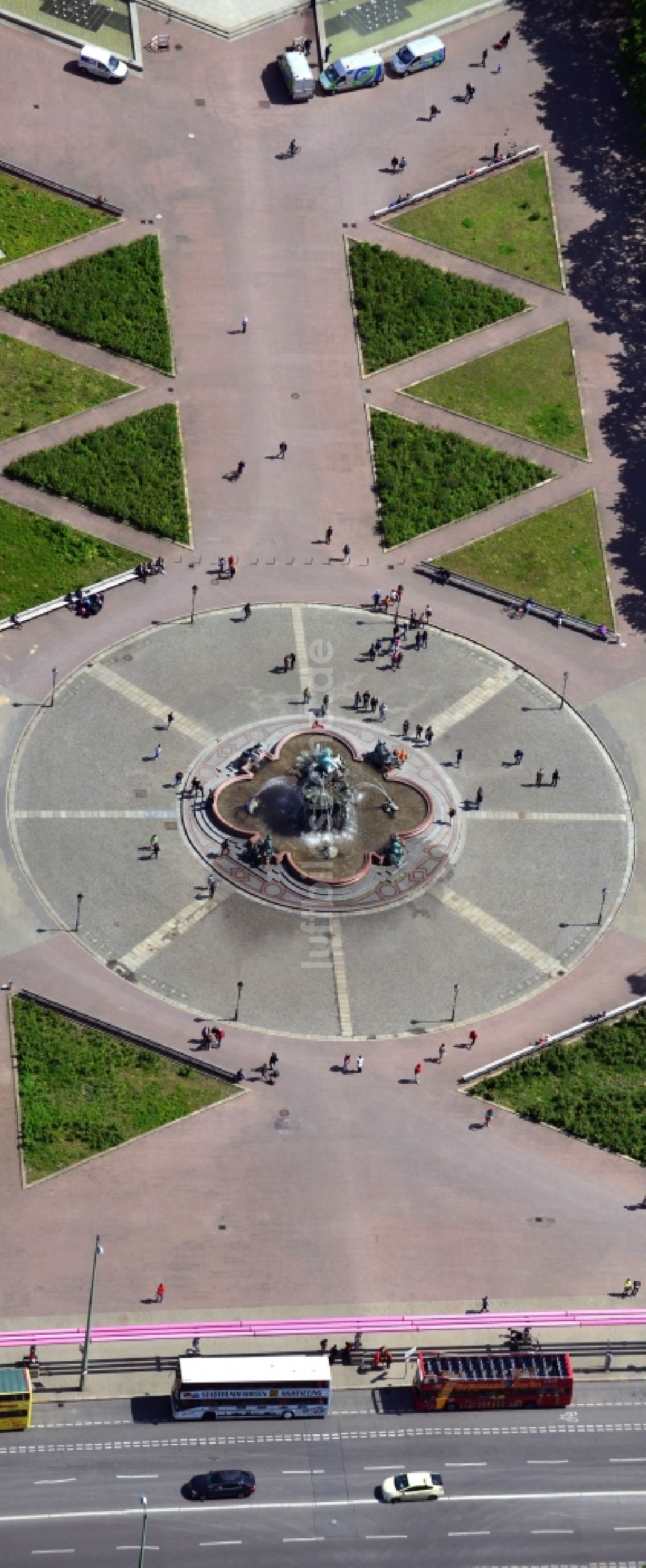 Berlin aus der Vogelperspektive: Neptunbrunnen am Alexanderplatz im Stadtbezirk Mitte von Berlin