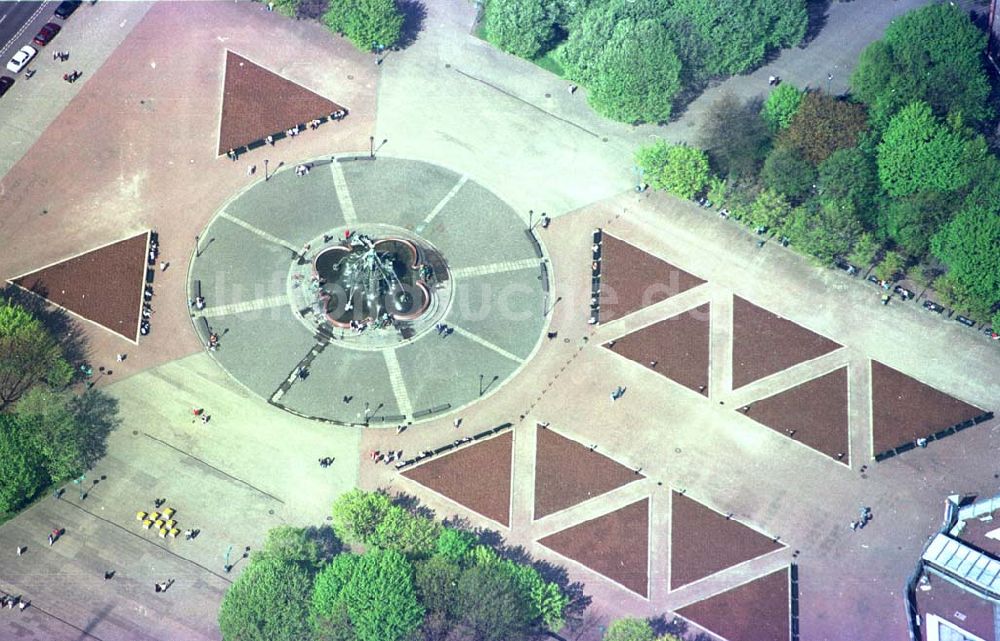 Luftaufnahme Berlin - Neptunbrunnen mit Parkanlagen am berliner Fernsehturm in Berlin-Mitte.