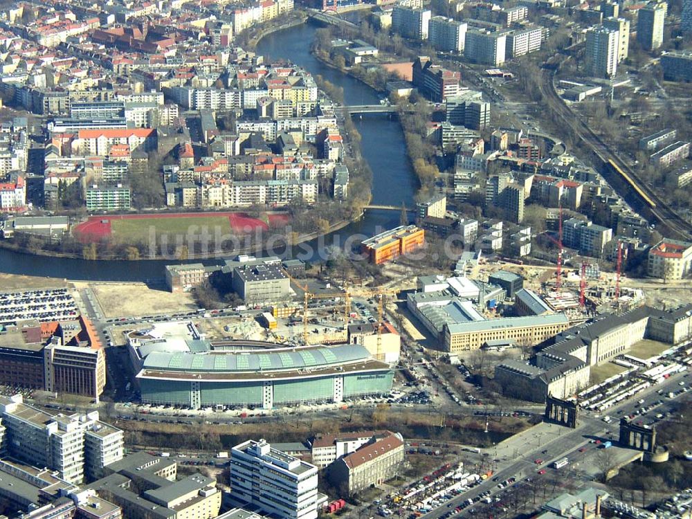 Berlin - CHARLOTTENBURG aus der Vogelperspektive: Neu errichtete Mercedes-Benz-Niederlassung am Salzufer in Berlin-Charlottenburg. 22.03.03