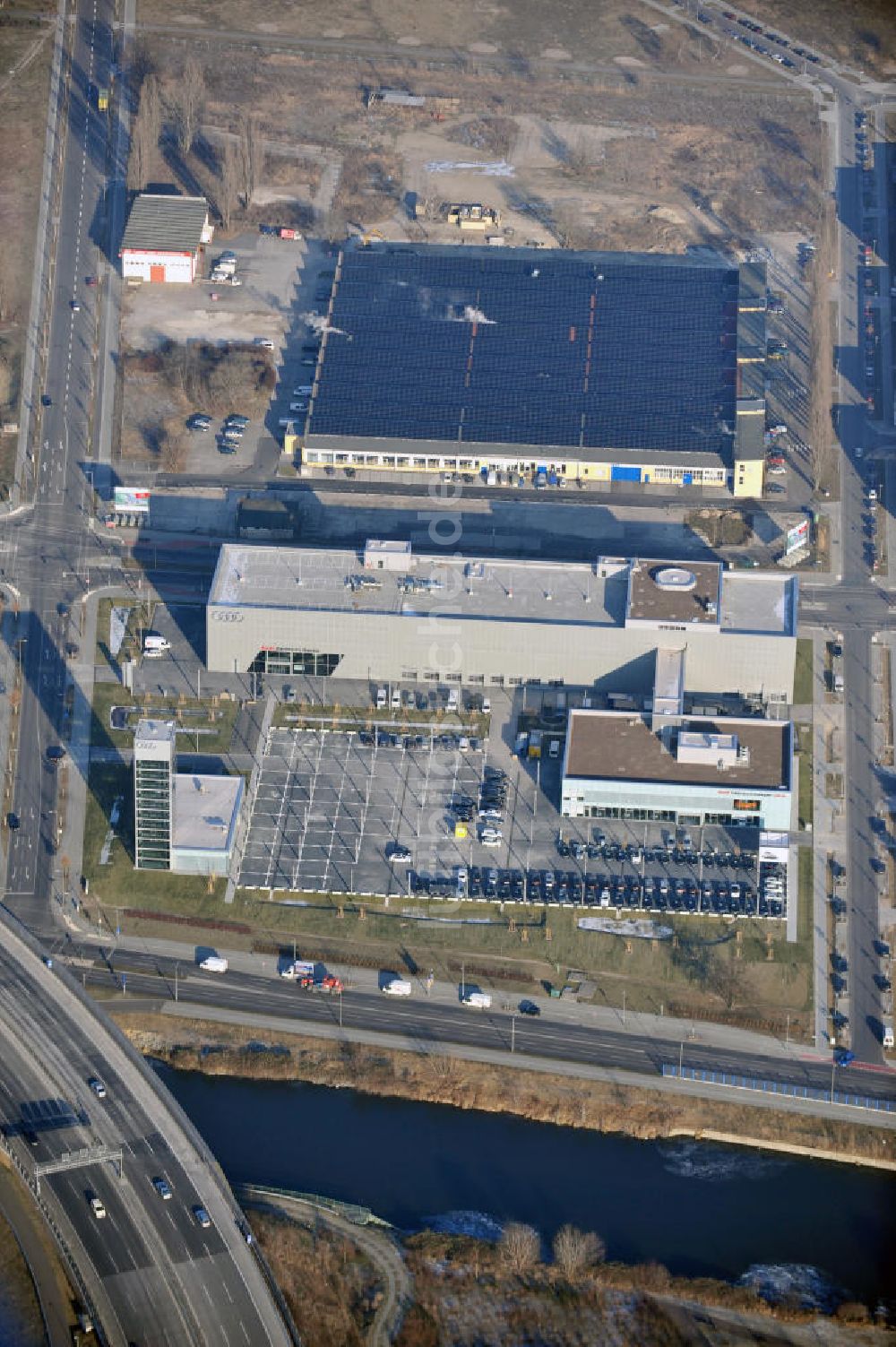 Berlin von oben - Neu errichtetes Autohaus Audi - Zentrum in Berlin - Adlershof