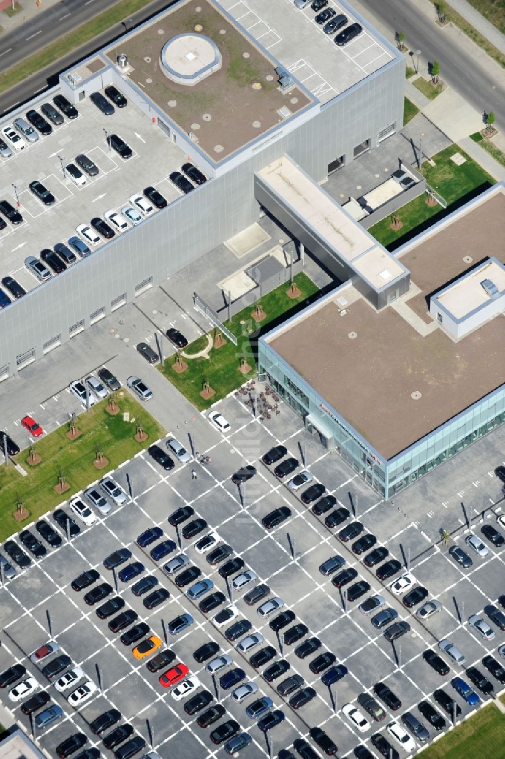 Luftbild Berlin - Neu errichtetes Autohaus Audi - Zentrum in Berlin - Adlershof