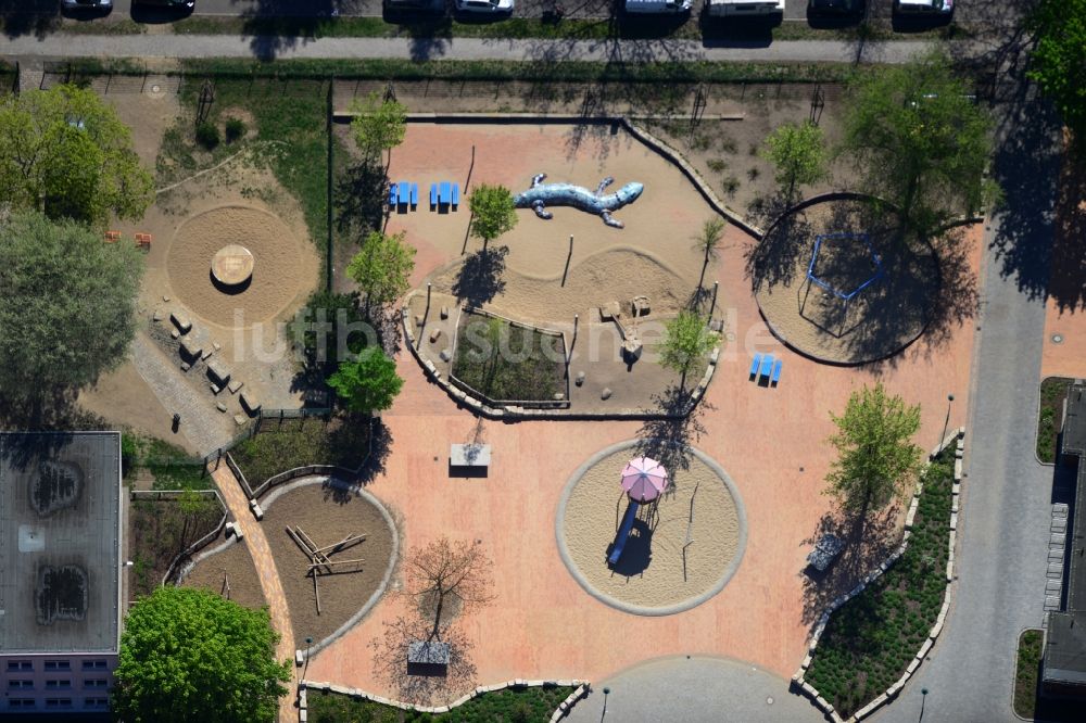 Luftbild Berlin Kaulsdorf - Neu gestalteter Kinder- und Jugend- Spielplatz der Ulmen- Grundschule an der Eichenstraße in Berlin- Kaulsdorf im Stadtbezirk Marzahn-Hellersdorf von Berlin