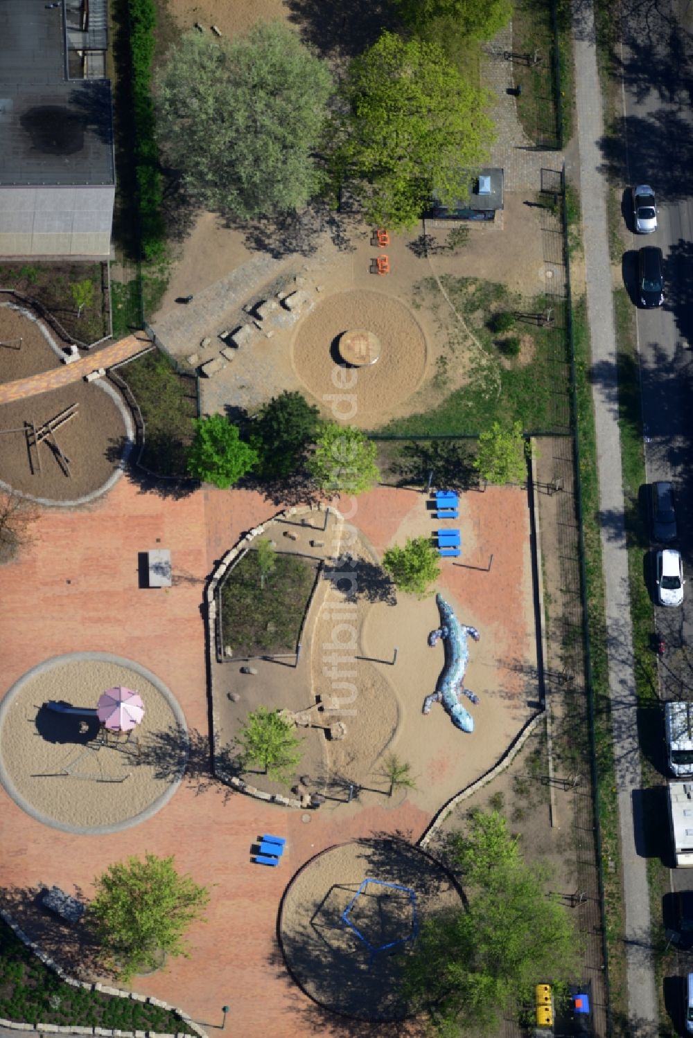 Luftbild Berlin Kaulsdorf - Neu gestalteter Kinder- und Jugend- Spielplatz der Ulmen- Grundschule an der Eichenstraße in Berlin- Kaulsdorf im Stadtbezirk Marzahn-Hellersdorf von Berlin