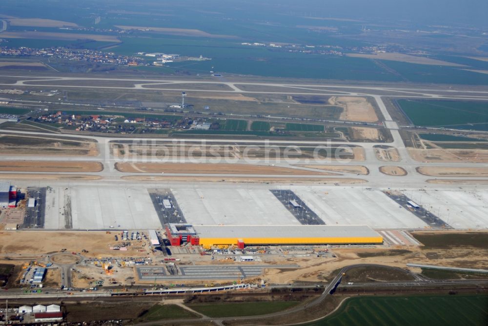 Schkeuditz aus der Vogelperspektive: Neubau der Abfertigungs- Gebäude und Fracht- Terminals auf dem Gelände des Flughafen in Schkeuditz im Bundesland Sachsen, Deutschland