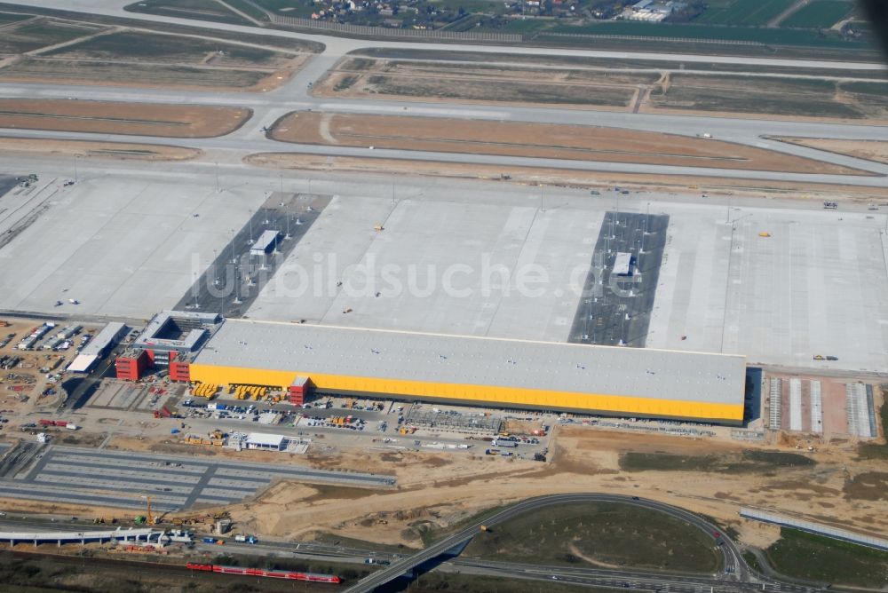 Luftbild Schkeuditz - Neubau der Abfertigungs- Gebäude und Fracht- Terminals auf dem Gelände des Flughafen in Schkeuditz im Bundesland Sachsen, Deutschland