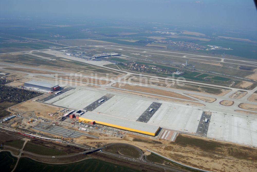 Luftaufnahme Schkeuditz - Neubau der Abfertigungs- Gebäude und Fracht- Terminals auf dem Gelände des Flughafen in Schkeuditz im Bundesland Sachsen, Deutschland