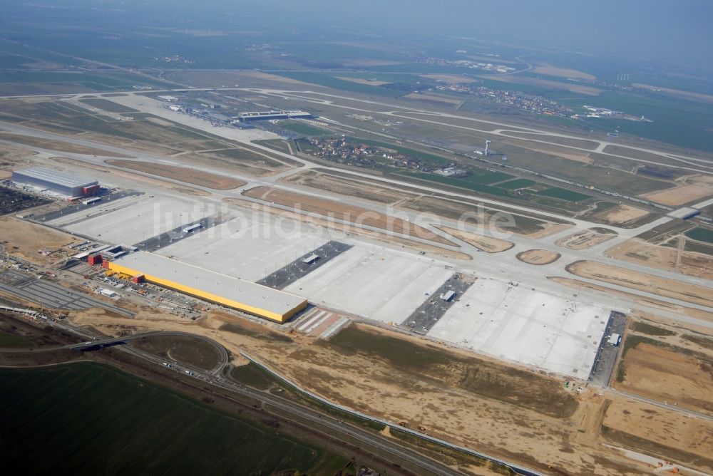 Schkeuditz von oben - Neubau der Abfertigungs- Gebäude und Fracht- Terminals auf dem Gelände des Flughafen in Schkeuditz im Bundesland Sachsen, Deutschland