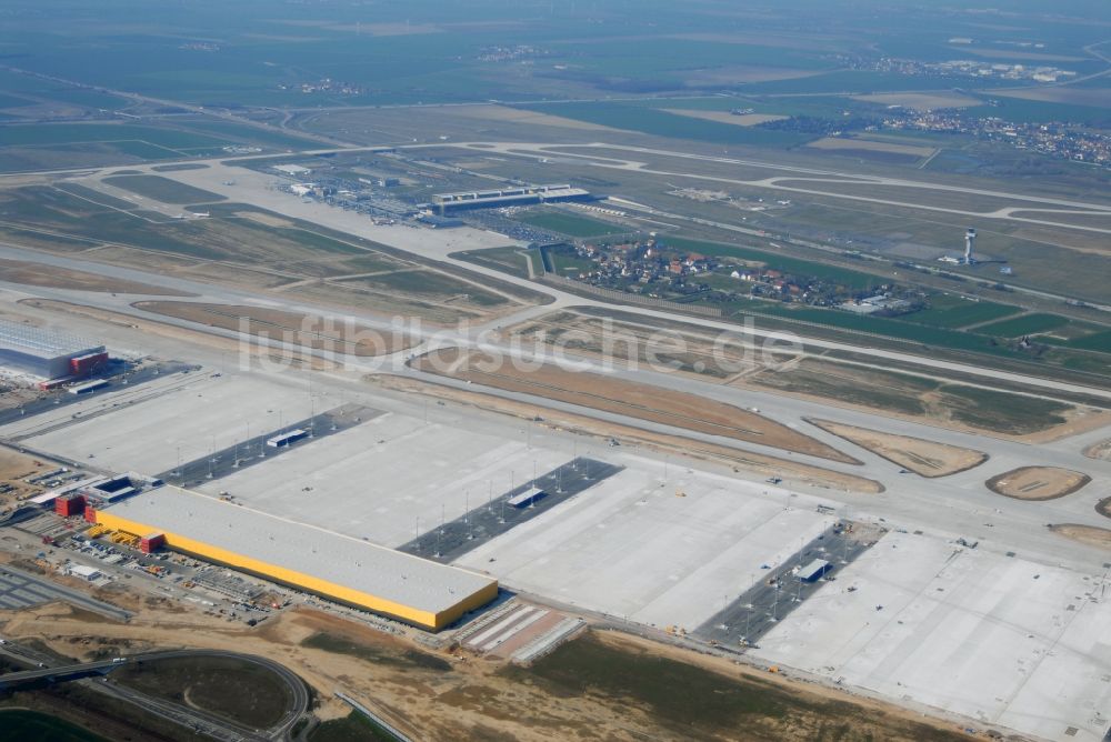 Schkeuditz aus der Vogelperspektive: Neubau der Abfertigungs- Gebäude und Fracht- Terminals auf dem Gelände des Flughafen in Schkeuditz im Bundesland Sachsen, Deutschland