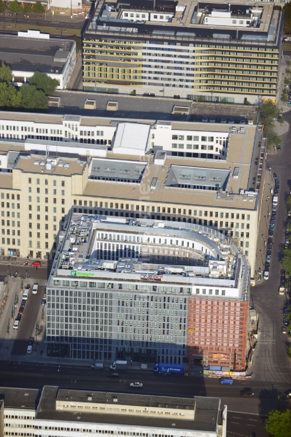 Berlin von oben - Neubau Alexander Parkside Hotelkomplex im Bezirk Mitte in Berlin