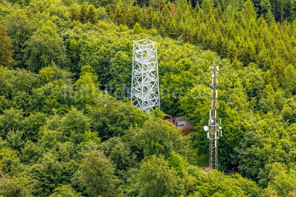 Meschede aus der Vogelperspektive: Neubau des Aussichtsturmes Küppelturm im Waldgebiet in Meschede im Bundesland Nordrhein-Westfalen