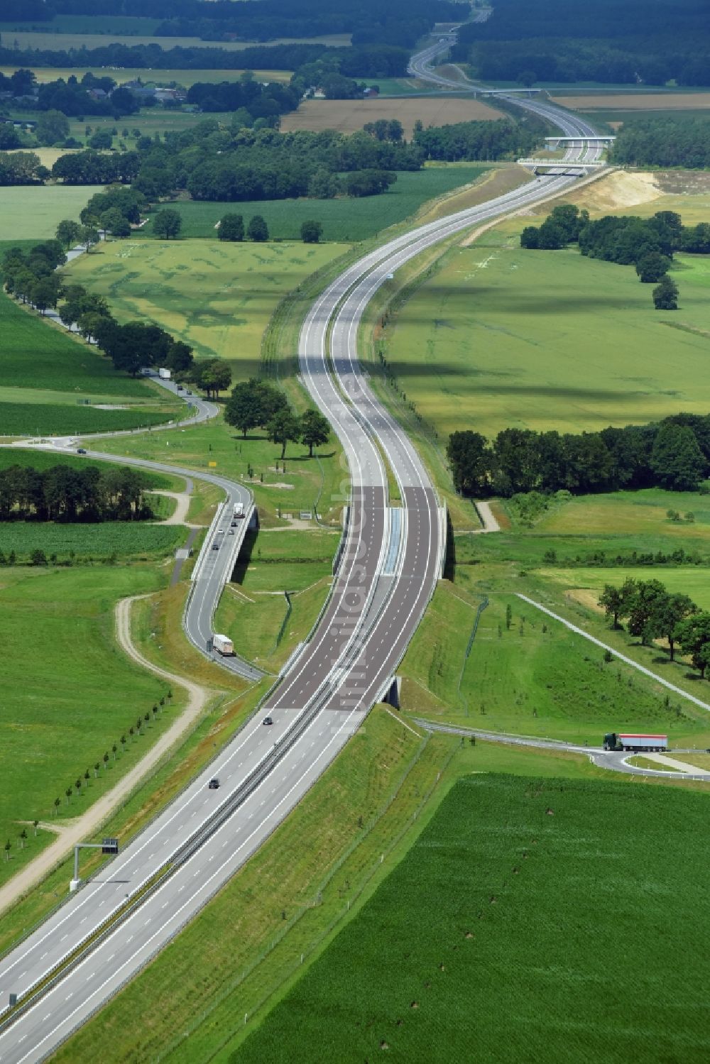 Karstädt von oben - Neubau des Autobahn- Brückenbauwerk der BAB A14 im Auftrag der DEGES Deutsche Einheit Fernstraßenplanungs- und -bau GmbH im Ortsteil Garlin in Karstädt im Bundesland Brandenburg, Deutschland