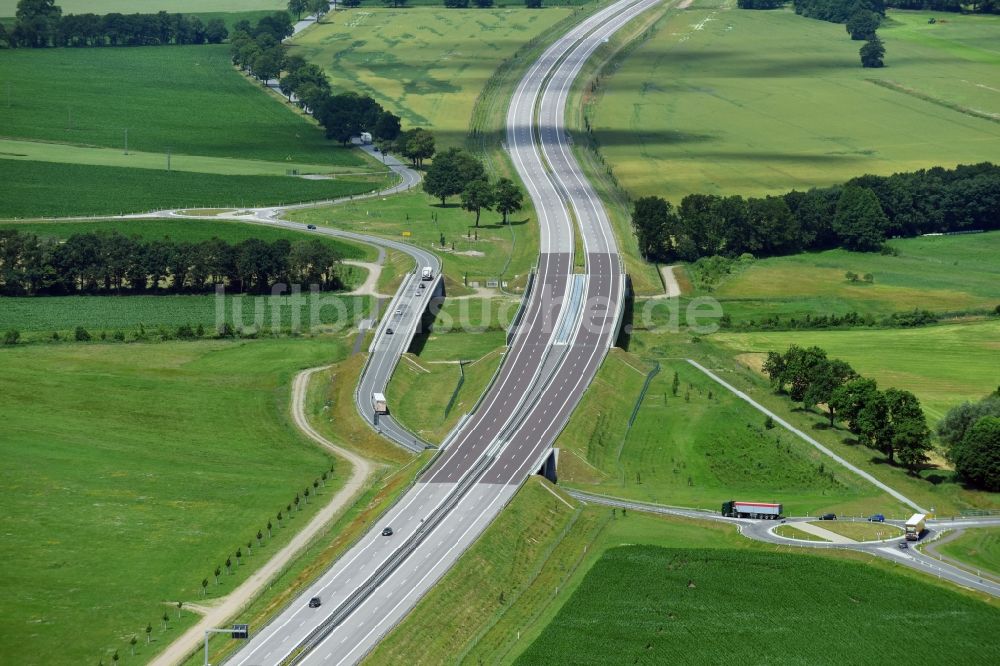 Karstädt aus der Vogelperspektive: Neubau des Autobahn- Brückenbauwerk der BAB A14 im Auftrag der DEGES Deutsche Einheit Fernstraßenplanungs- und -bau GmbH im Ortsteil Garlin in Karstädt im Bundesland Brandenburg, Deutschland