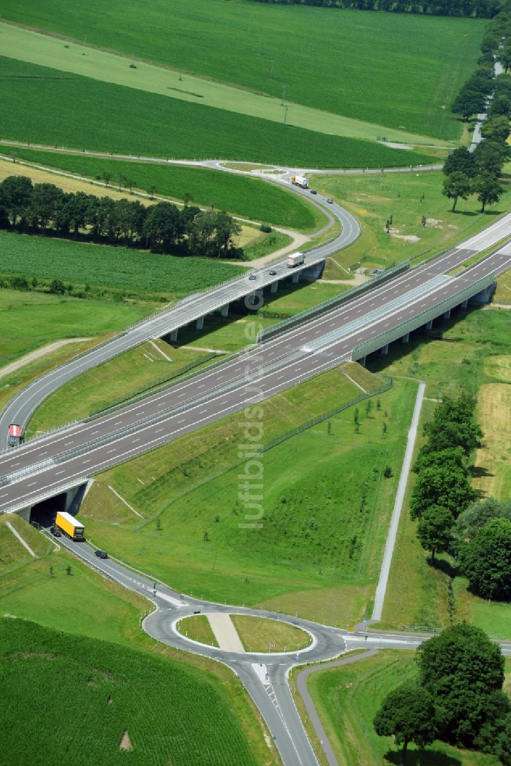 Karstädt von oben - Neubau des Autobahn- Brückenbauwerk der BAB A14 im Auftrag der DEGES Deutsche Einheit Fernstraßenplanungs- und -bau GmbH im Ortsteil Garlin in Karstädt im Bundesland Brandenburg, Deutschland