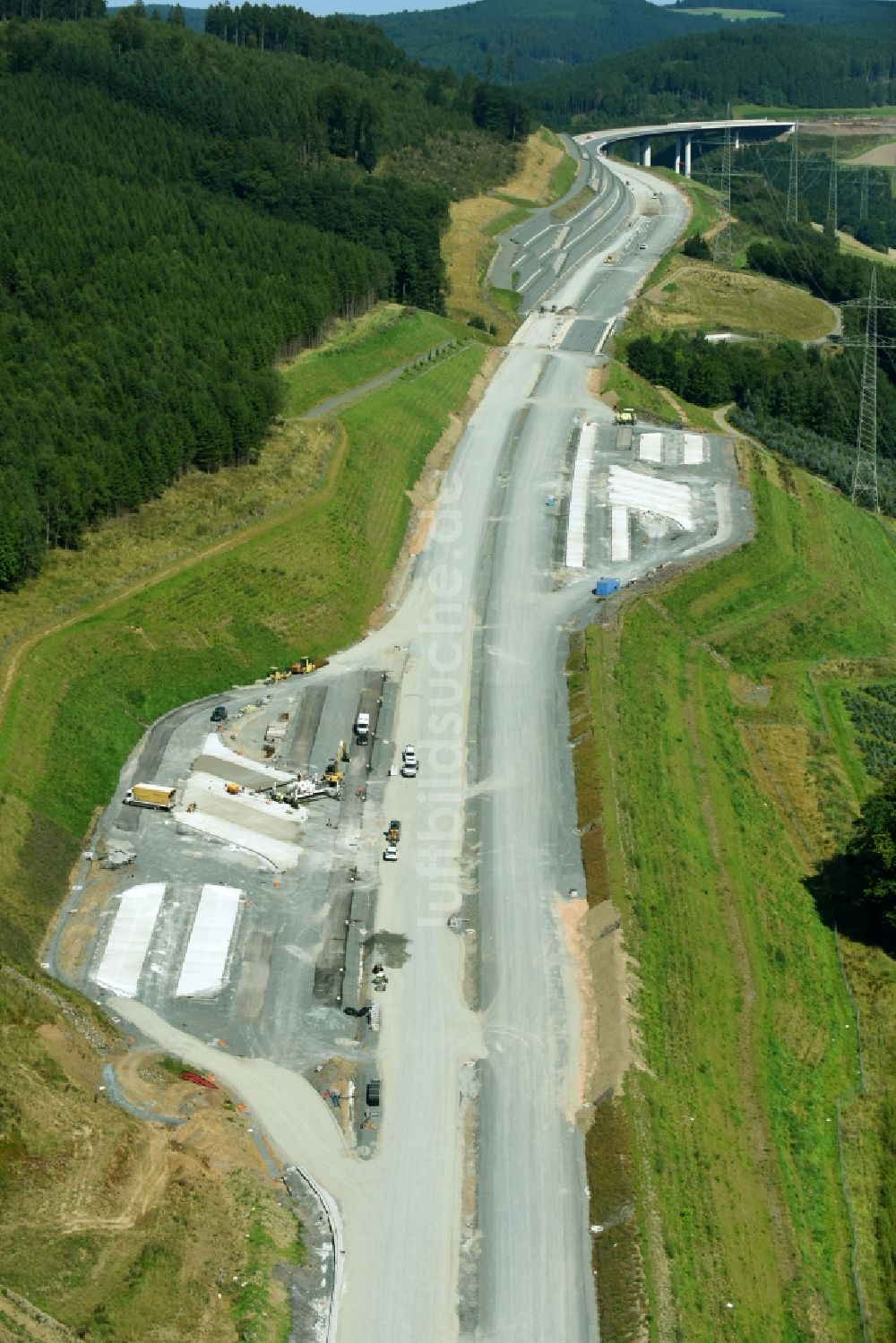 Luftaufnahme Bestwig - Neubau- Baustelle der Autobahn- Raststätte und Parkplatz an der BAB A46 in Bestwig im Bundesland Nordrhein-Westfalen, Deutschland