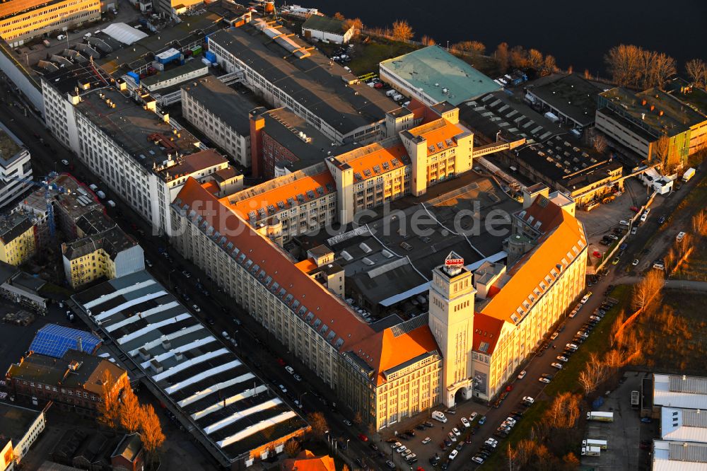 Berlin aus der Vogelperspektive: Neubau- Baustelle im Gewerbegebiet Behrens- Bau am Behrensufer der Spree im Ortsteil Schöneweide in Berlin, Deutschland