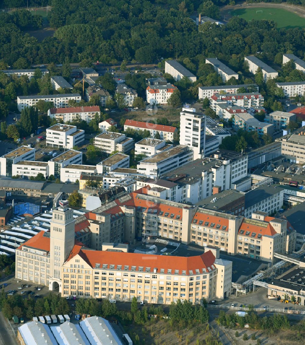 Berlin aus der Vogelperspektive: Neubau- Baustelle im Gewerbegebiet Behrens- Bau am Behrensufer der Spree im Ortsteil Schöneweide in Berlin, Deutschland