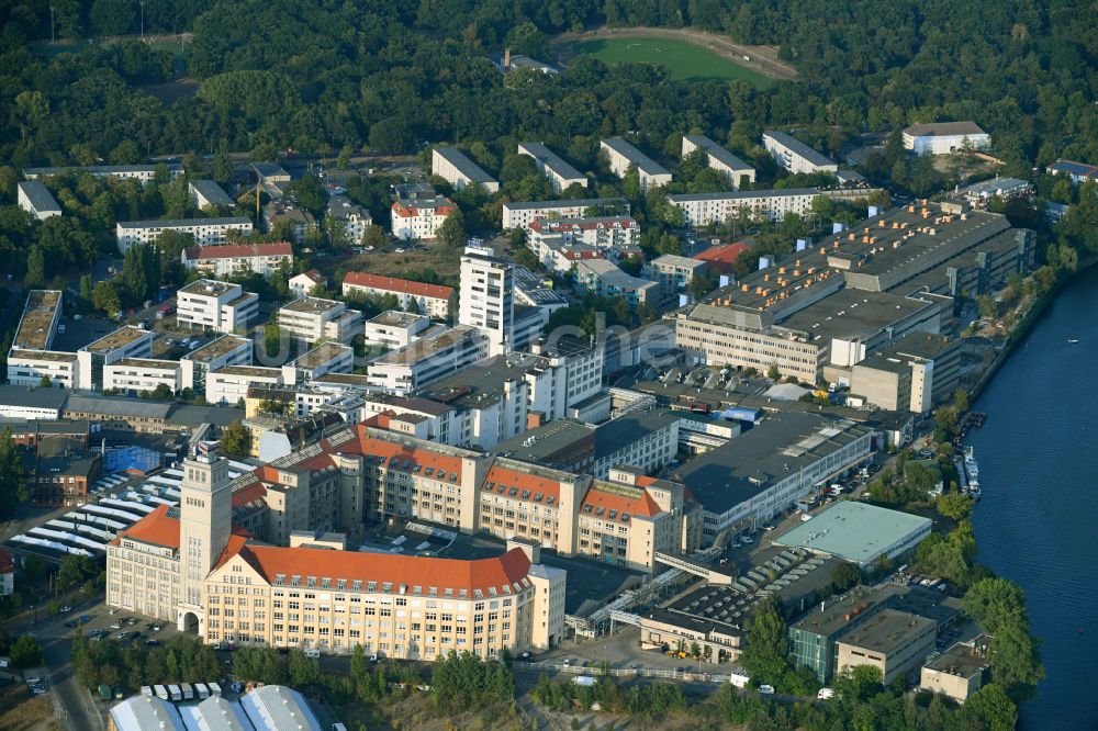 Luftbild Berlin - Neubau- Baustelle im Gewerbegebiet Behrens- Bau am Behrensufer der Spree im Ortsteil Schöneweide in Berlin, Deutschland