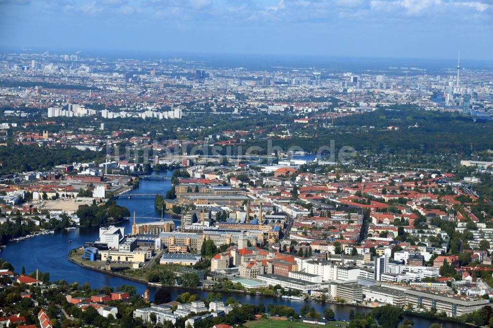 Luftbild Berlin - Neubau- Baustelle im Gewerbegebiet Behrens- Bau am Behrensufer der Spree im Ortsteil Schöneweide in Berlin, Deutschland