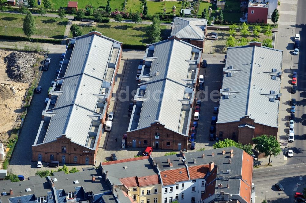 Berlin aus der Vogelperspektive: Neubau- Baustelle im Gewerbegebiet im Entwicklungsgebiet Alter Schlachthof an der Eldenaer Straße - Pettenkofer Dreieck im Ortsteil Friedrichshain in Berlin, Deutschland