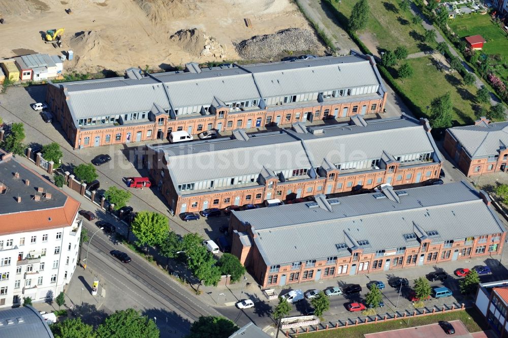 Luftbild Berlin - Neubau- Baustelle im Gewerbegebiet im Entwicklungsgebiet Alter Schlachthof an der Eldenaer Straße - Pettenkofer Dreieck im Ortsteil Friedrichshain in Berlin, Deutschland