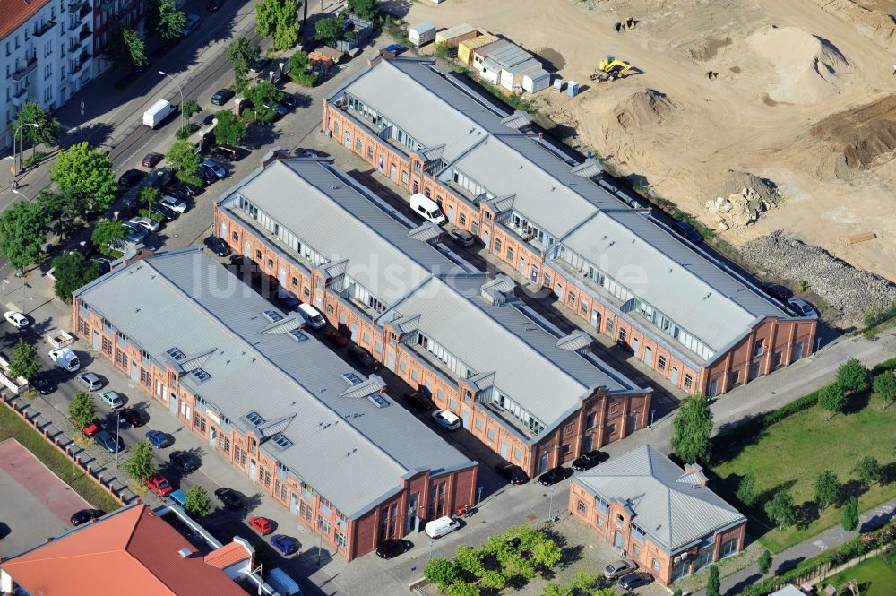 Berlin von oben - Neubau- Baustelle im Gewerbegebiet im Entwicklungsgebiet Alter Schlachthof an der Eldenaer Straße - Pettenkofer Dreieck im Ortsteil Friedrichshain in Berlin, Deutschland