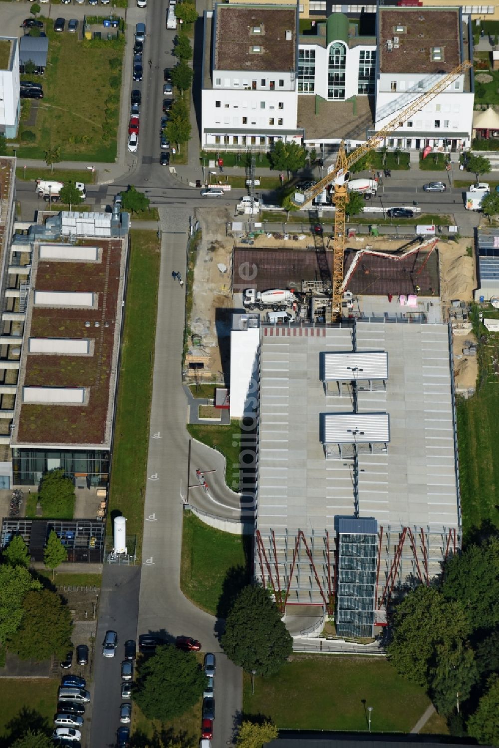 Luftbild Berlin - Neubau- Baustelle im Gewerbegebiet am EUROPA-CENTER Parkhaus Berlin an der Albert-Einstein-Straße im Ortsteil Adlershof in Berlin, Deutschland