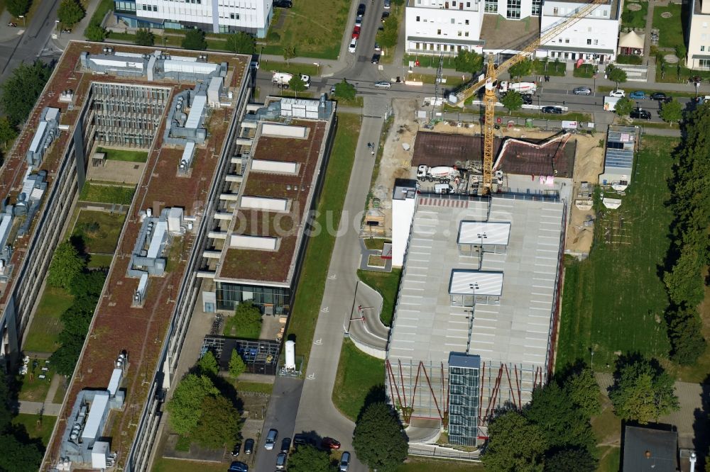 Luftaufnahme Berlin - Neubau- Baustelle im Gewerbegebiet am EUROPA-CENTER Parkhaus Berlin an der Albert-Einstein-Straße im Ortsteil Adlershof in Berlin, Deutschland