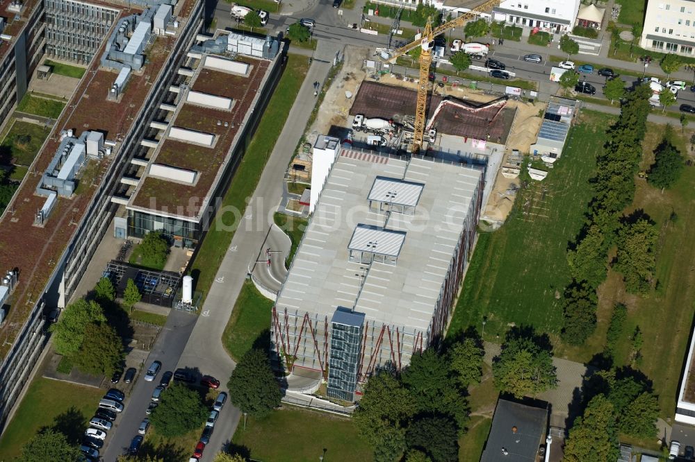 Berlin von oben - Neubau- Baustelle im Gewerbegebiet am EUROPA-CENTER Parkhaus Berlin an der Albert-Einstein-Straße im Ortsteil Adlershof in Berlin, Deutschland