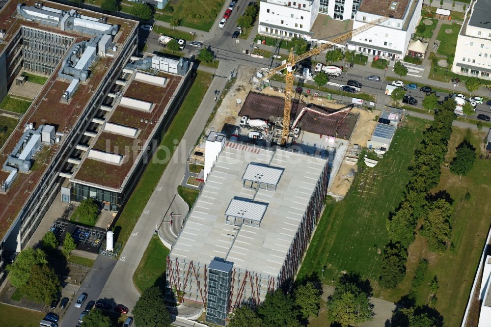 Berlin aus der Vogelperspektive: Neubau- Baustelle im Gewerbegebiet am EUROPA-CENTER Parkhaus Berlin an der Albert-Einstein-Straße im Ortsteil Adlershof in Berlin, Deutschland