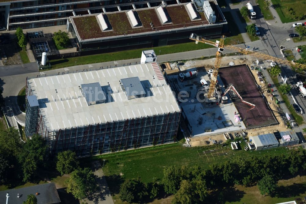 Luftbild Berlin - Neubau- Baustelle im Gewerbegebiet am EUROPA-CENTER Parkhaus Berlin an der Albert-Einstein-Straße im Ortsteil Adlershof in Berlin, Deutschland