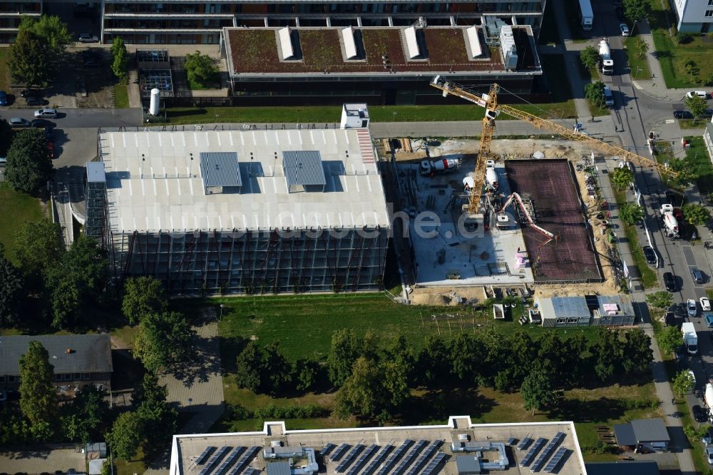 Luftaufnahme Berlin - Neubau- Baustelle im Gewerbegebiet am EUROPA-CENTER Parkhaus Berlin an der Albert-Einstein-Straße im Ortsteil Adlershof in Berlin, Deutschland