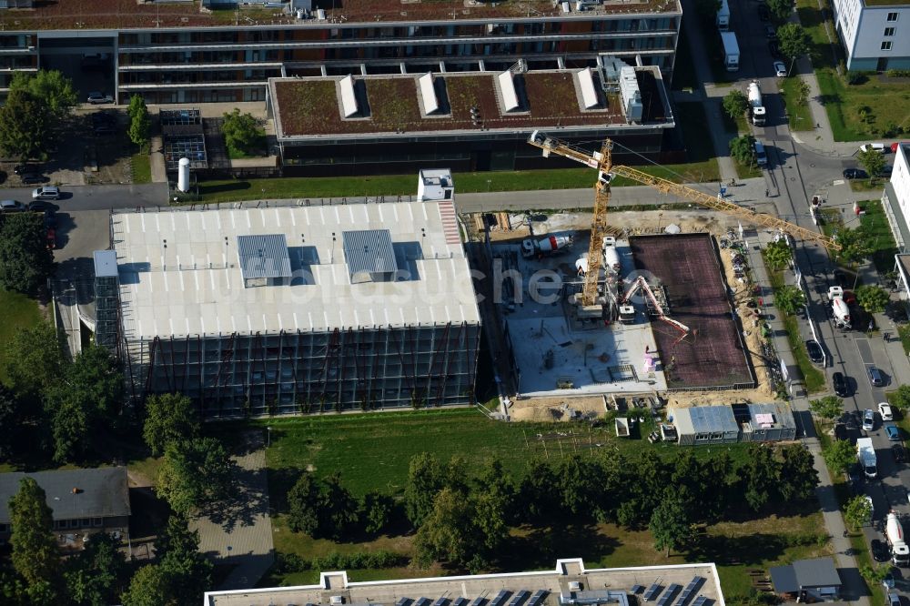 Berlin von oben - Neubau- Baustelle im Gewerbegebiet am EUROPA-CENTER Parkhaus Berlin an der Albert-Einstein-Straße im Ortsteil Adlershof in Berlin, Deutschland