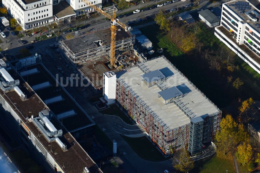 Berlin aus der Vogelperspektive: Neubau- Baustelle im Gewerbegebiet am EUROPA-CENTER Parkhaus Berlin an der Albert-Einstein-Straße im Ortsteil Adlershof in Berlin, Deutschland