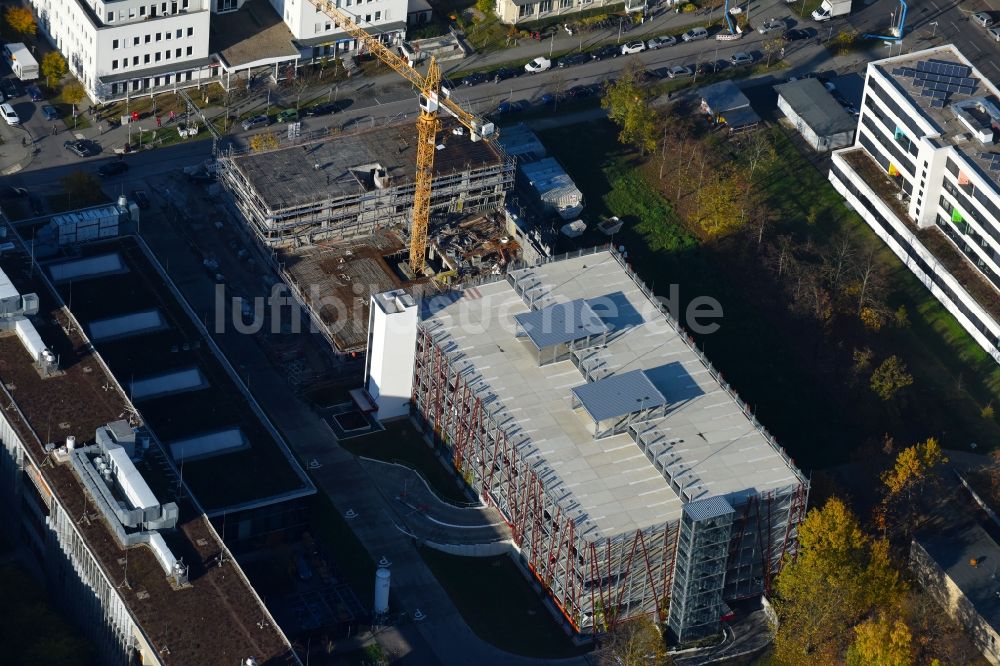 Luftbild Berlin - Neubau- Baustelle im Gewerbegebiet am EUROPA-CENTER Parkhaus Berlin an der Albert-Einstein-Straße im Ortsteil Adlershof in Berlin, Deutschland