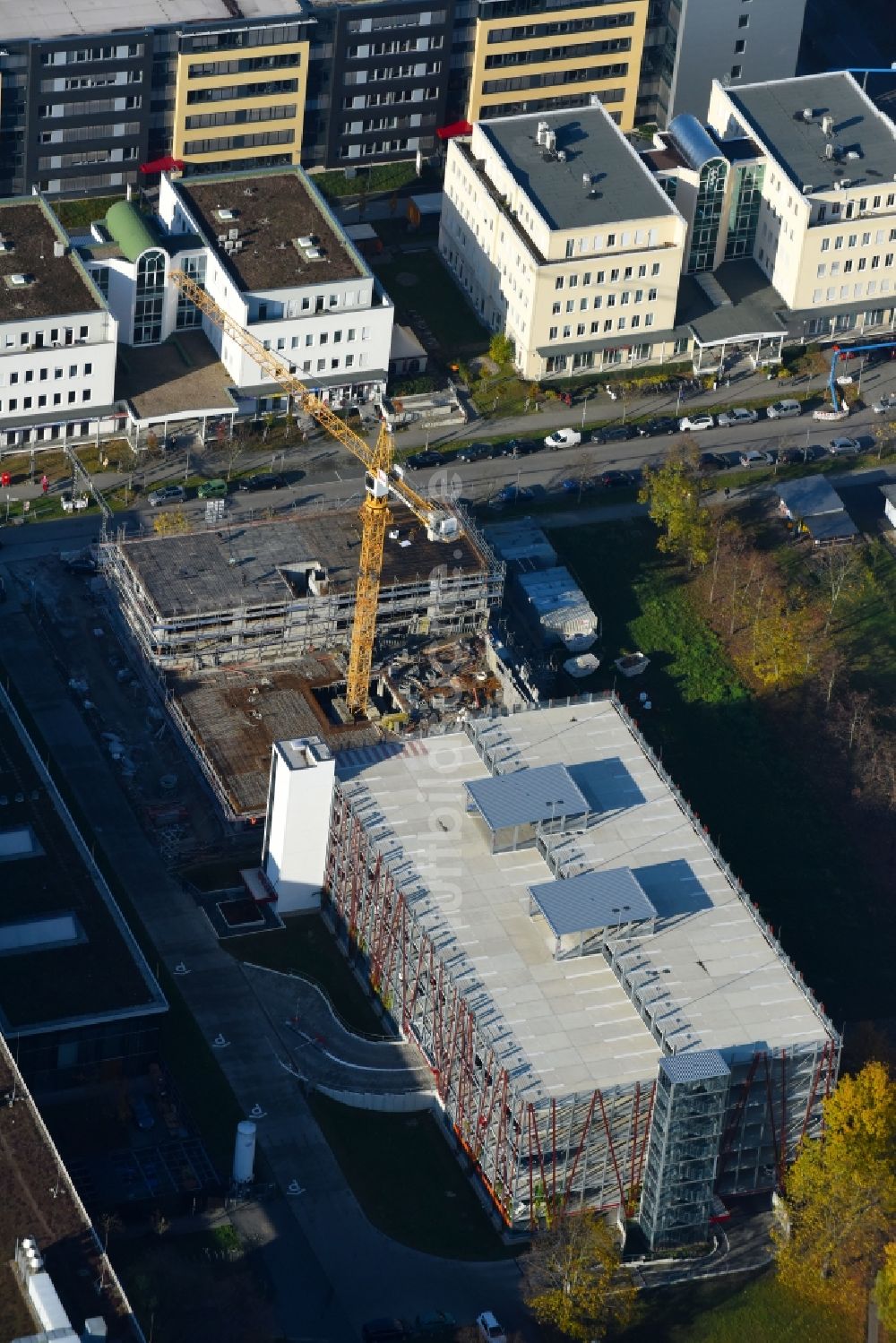 Luftaufnahme Berlin - Neubau- Baustelle im Gewerbegebiet am EUROPA-CENTER Parkhaus Berlin an der Albert-Einstein-Straße im Ortsteil Adlershof in Berlin, Deutschland