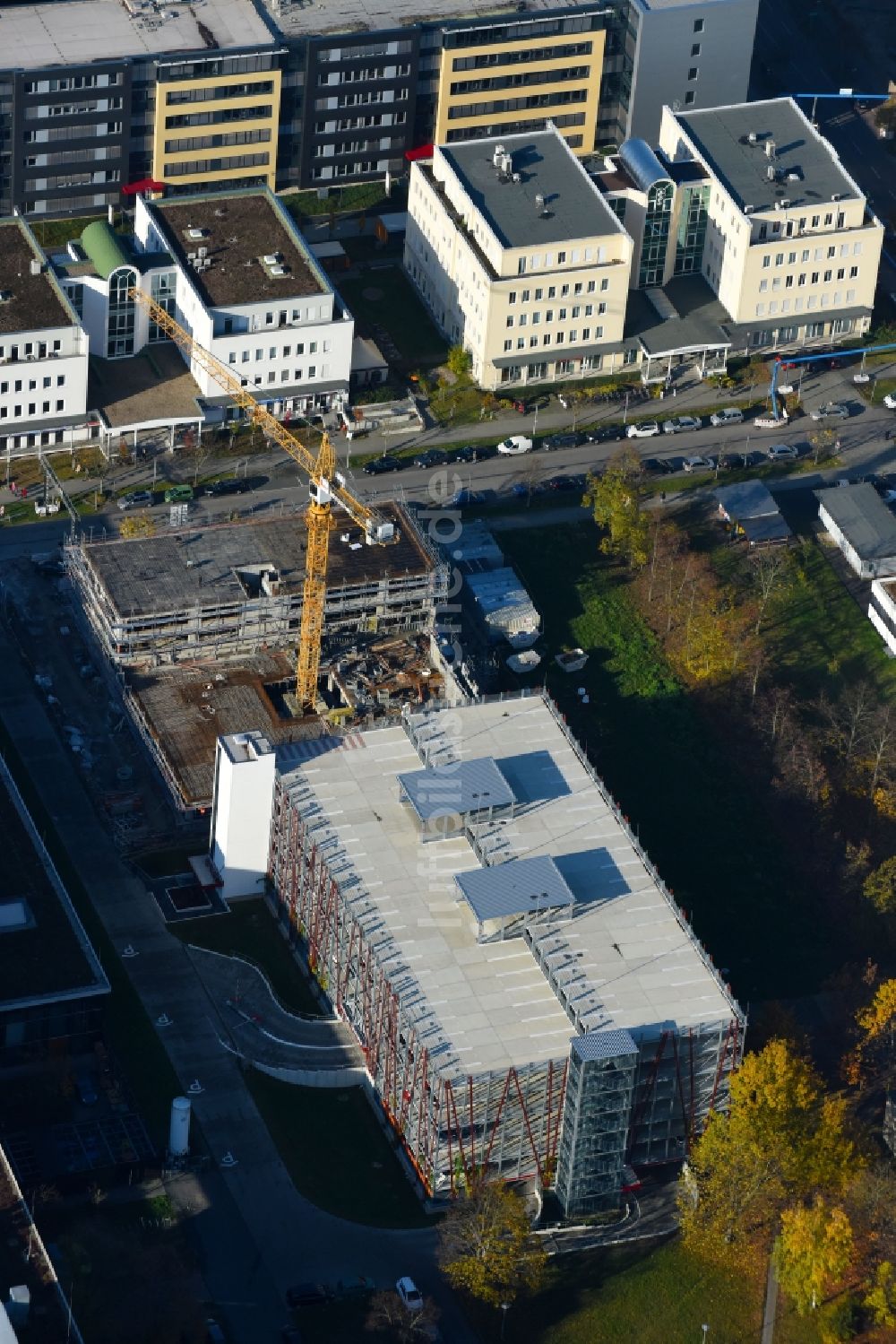 Berlin von oben - Neubau- Baustelle im Gewerbegebiet am EUROPA-CENTER Parkhaus Berlin an der Albert-Einstein-Straße im Ortsteil Adlershof in Berlin, Deutschland