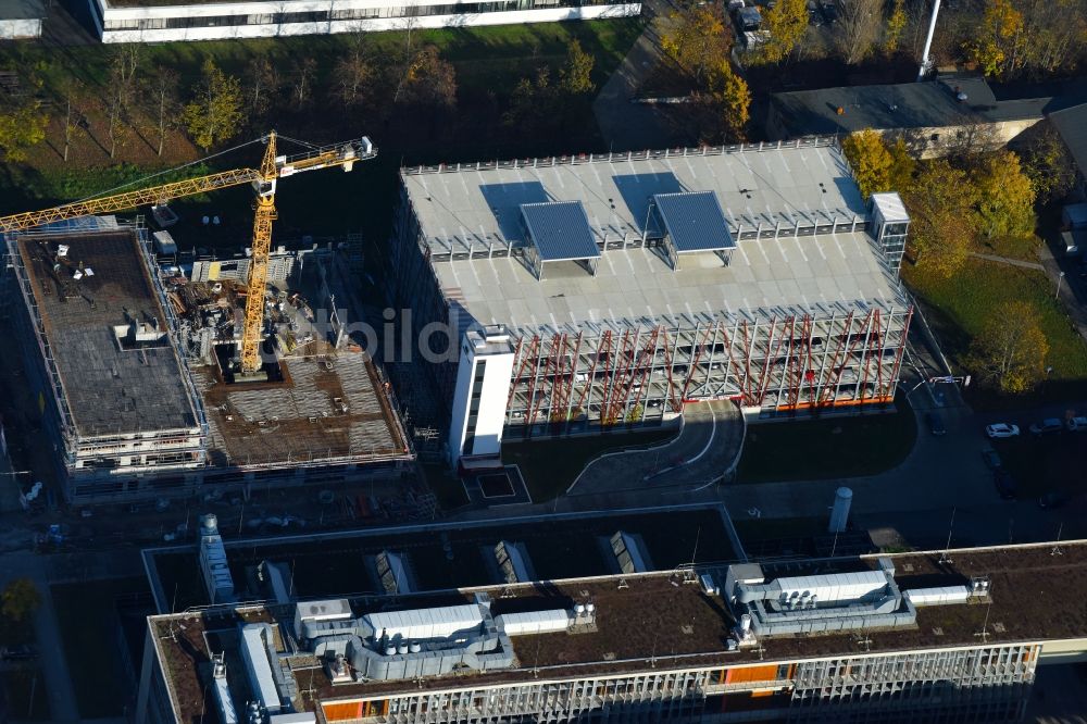 Berlin von oben - Neubau- Baustelle im Gewerbegebiet am EUROPA-CENTER Parkhaus Berlin an der Albert-Einstein-Straße im Ortsteil Adlershof in Berlin, Deutschland