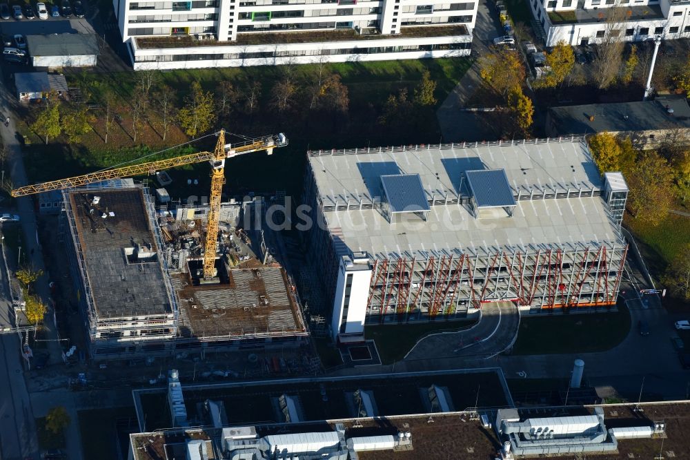 Berlin aus der Vogelperspektive: Neubau- Baustelle im Gewerbegebiet am EUROPA-CENTER Parkhaus Berlin an der Albert-Einstein-Straße im Ortsteil Adlershof in Berlin, Deutschland