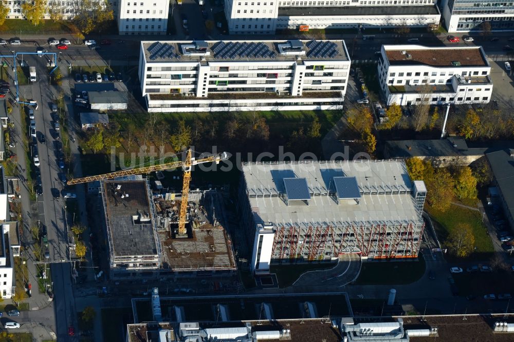 Luftbild Berlin - Neubau- Baustelle im Gewerbegebiet am EUROPA-CENTER Parkhaus Berlin an der Albert-Einstein-Straße im Ortsteil Adlershof in Berlin, Deutschland